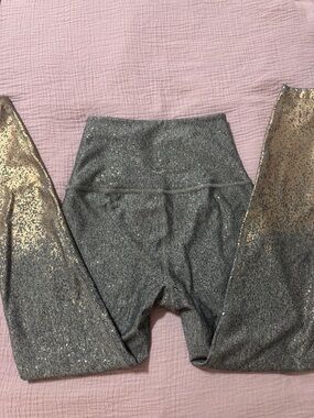 Beyond Yoga Gray Glitter Leggings with Gold Metallic Accents